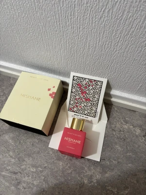 Nishane Meant to be Seen damparfym - Fick i present men upptäckte ganska snabbt att den är för feminin. Upptäck Nishane Meant to be Seen, en exklusiv parfym i en snygg rosa flaska med guldfärgad kork. Kommer i elegant ljusgul förpackning med blommigt motiv och medföljande kort. Perfekt för dig som gillar unika  dofter.  Endast testspreyad 