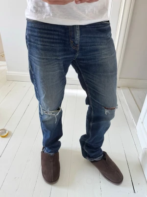Levis jeans  - Inga större defekter. Modellen i bilderna är 180 cm 75 kg pch bär Storlek , W32 L32 , Måtten i sista bilden är A: 41 cmB: 106 cm, Kom med frågor!