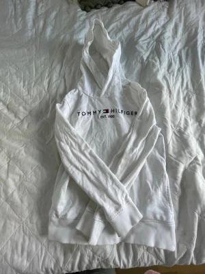 vit tommy hilfiger hoodie - säljer en vit tommy hilfiger tröja med fickor, storlek 152, bra skick