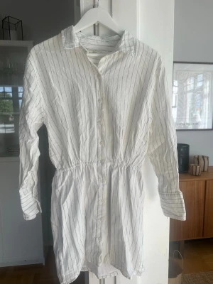 Vit randig skjortklänning - Jättefin klänning i linne från Gina Tricot. Använd fåtal gånger, strl S🩷