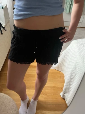 Vero Moda svarta spetsshorts  - säljer dessa snygga spetsshorts inför sommaren. jättesköna och passar många outfits och går lätt att styla. se bild 3 för bättre bild på mönstret. 