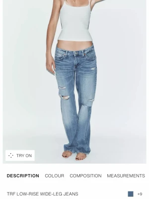 Blå low-rise wide-leg jeans Zara - Säljer ett par NYA blå low-rise wide-leg jeans från Zara TRF med slitningar och hål på benen. Jeansen har fem fickor, knappgylf och en avslappnad passform. Perfekta för en trendig och avslappnad look. Jag köpte två par strl 36 och 38 för att skicka tillbaka ena men hann inte lämna tillbaka i tid så nu har jag de bara liggandes hemma med prislapp kvar. NYPRIS 399kr 