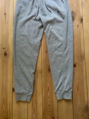 Grå mjukisbyxor  - Säljer ett par klassiska grå mjukisbyxor med ribbade muddar vid bensluten. Perfekta för chill dagar hemma eller när du vill vara bekväm. Tillverkade i mjukt material som känns skönt mot huden. Står medium passar xs! Plus supreme kalingar!