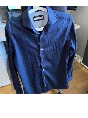 Skjorta från Jack & Jones - Snygg marinblå skjorta från Jack & Jones i storlek M i fint skick.