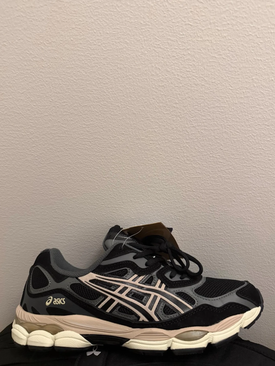 Svarta Asics sneakers med beige detaljer