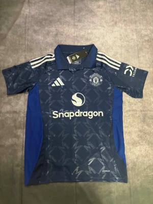 Manchester United tröja  - Manchester United tröja ⚽ Storlek: S 🆕 Helt ny med tag kvar Packeteras ordentligt inför leverans 📦