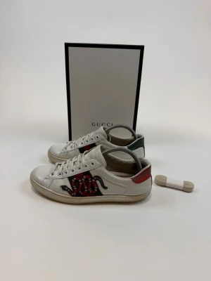 Gucci Ace Snake  - Hej! Säljer nu dessa väldigt populära och sällsynta Gucci Ace Skorna! Storlek UK 8 vilket motsvarar 42-43! Skick 9/10, ny pris= 10,000 kr, Säljs för 1999 kr! OG tillkommer vid köp (Box och skosnören )! Kvitto finns 