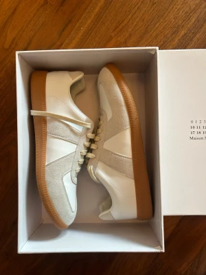  Maison Margiela gats - Säljer ett par snygga Maison Margiela gats som är perfekt inför sommaren 