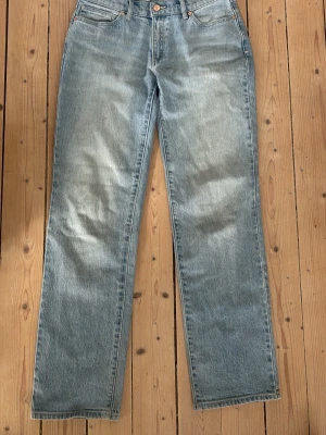 Ljusblå raka/lowwaist jeans från Abrand - Finns några lite synliga fläckar, därav det låga priset