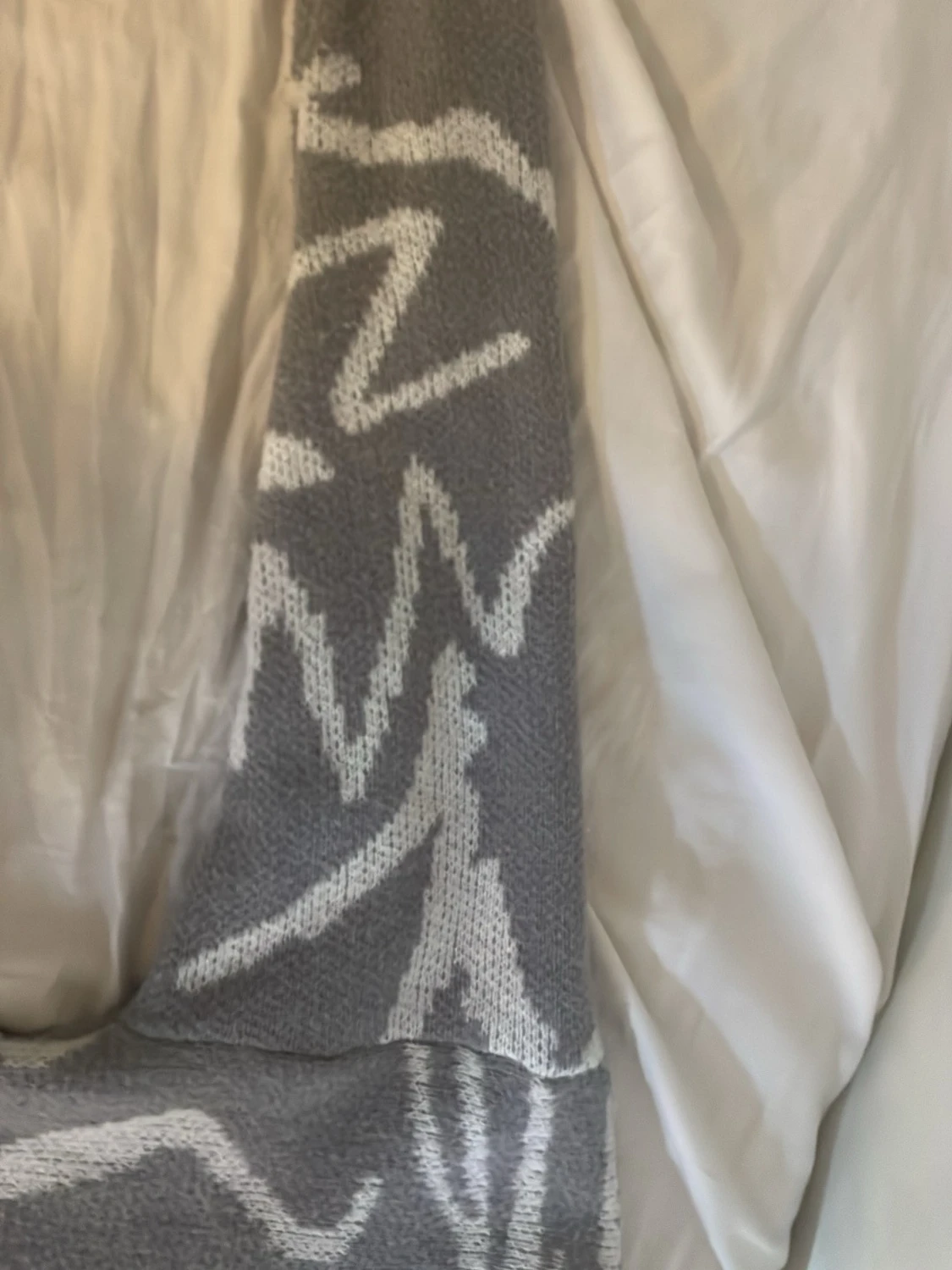Grå stickad tröja med abstrakt mönster - 2
