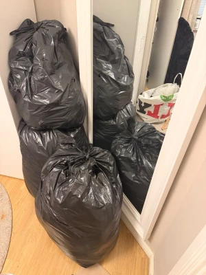 3 påsar med kläder ( 2 påsar dam kläder och 1 herr) - Stor sopsäck fylld med blandade kläder  i olika storlekar.  Både herr ( 1 påse) och dam ( 2 påsar) Kläderna ligger packade i svarta säckar, perfekt om du vill fylla på garderoben med mycket på en gång. Det är olika märkes kläder. Innehåller bland annat klänningar, stickade tröjor, skjortor, skor, kjol och mycket annat. Det är från storlek XS-XXL 349kr per påse.Vill du ha alla påsar kan vi fixa ett billigare pris tillsammans. Har du frågor kan du skicka ett meddelande till mig.