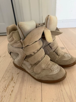 super snygga mörkbegiea isabel  marant - säljer mina ur snygga isabel marant kilklackar då det var fel storlek, köptes här på plick för 4500kr, säljer för 3500, endast lite färg på ena puffen saknas ( syns på bild) men eftersom jag köpte dem så så kommer det inte påverka priset, kan tänka mig gå ner lite vid snabb affär🥰 fick tyvärr inte med mig någon box eller dustbag 