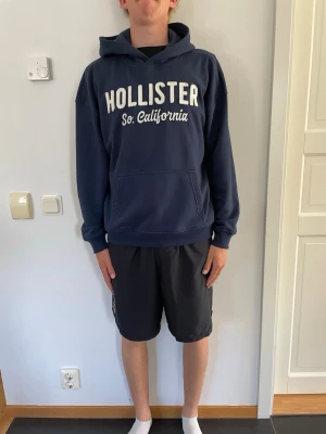 Mörkblå Hollister hoodie - Säljer en snygg hoodie från Hollister. | Storlek M, modellens längd är 182, vikt 70kg | Färg blå | Skick: Mycker bra | Vid fler frågor är det bara att höra av sig ☺️