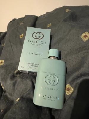 Gucci Guilty Love Edition Pour Homme - Gucci Guilty Love Edition Pour Homme är en parfym i en stilren, ljusgrön flaska med matchande kartong. Flaskan har en rundad form och är tillverkad i matt glas med präglad logotyp och text. Doften är en Eau de Parfum och flaskan rymmer 50 ml.