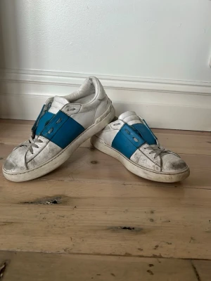 Vita och blå sneakers från Valentino - Säljer nu mina valentinos i en blå färg, som är lite skrapade o slant längst fram på tån som inte går o få bort va jag har testat, OBS pris ej hugget i sten 