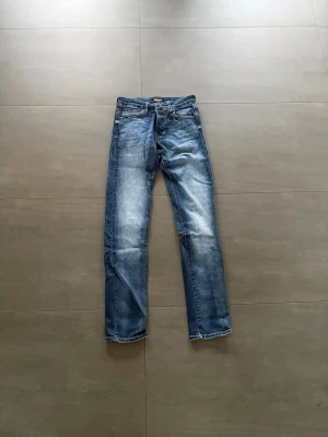 Jack&Jones Slim/Glenn blå - Säljer dessa blåa Slim/Glenn Jack&Jones jeans. De är i jätte bra skick:)