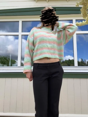 Pastellrandig stickad cropped tröja - Säljer en stickad cropped tröja med breda pastellfärgade ränder i mintgrönt, rosa och ljusblå. Jättefin lite tjockare tröja från Gina i storlek S.💕