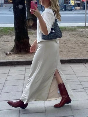 Cowboy boots - Jättefina cowboyboots i rostrött läder. Köpta för 2300 kr. I använt skick med slitage baktill. 