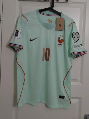 Frankrike vm 2026 bortatröja  - Frankrike vm 2026 bortatröja med mappen nummer 10 på baksidan,vm qualifiers patch och size S och helt ny