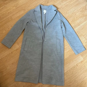 Grå kappa H&M - Grå kappa från H&M