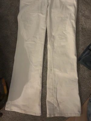 Vita utsvängda jeans från 157 - Säljer ett par vita jeans från 157 säljer pågrund av att de är förstora men de är knappt andvända super bra nu för sommaren skriv gärna om ni har några frågor 🤗