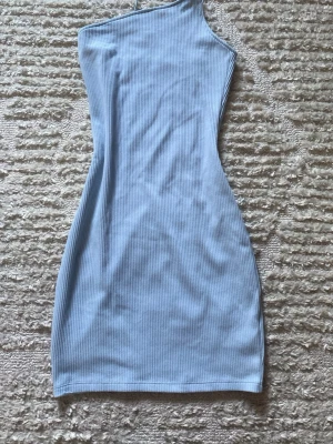 Blå klänning - Jag säljer denna snygga blåa klänningen, från H&M då jag inte använder alls ❤️ Den har en snygg unik design när det gäller banden på den, där det går snett (bild 3), skriv för mer info ❤️