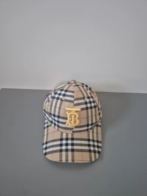 Burberry - Säljer en burberry keps. Kom vid intresse och kepsen är inte äkta. Prislappen har åkt av.
