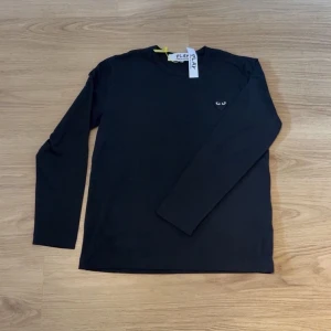 Svart långärmad topp Comme des Garçons - Baksidan av axeln är ett 11cm hål som är rakt så går att sy jätte lätt utan att de syns