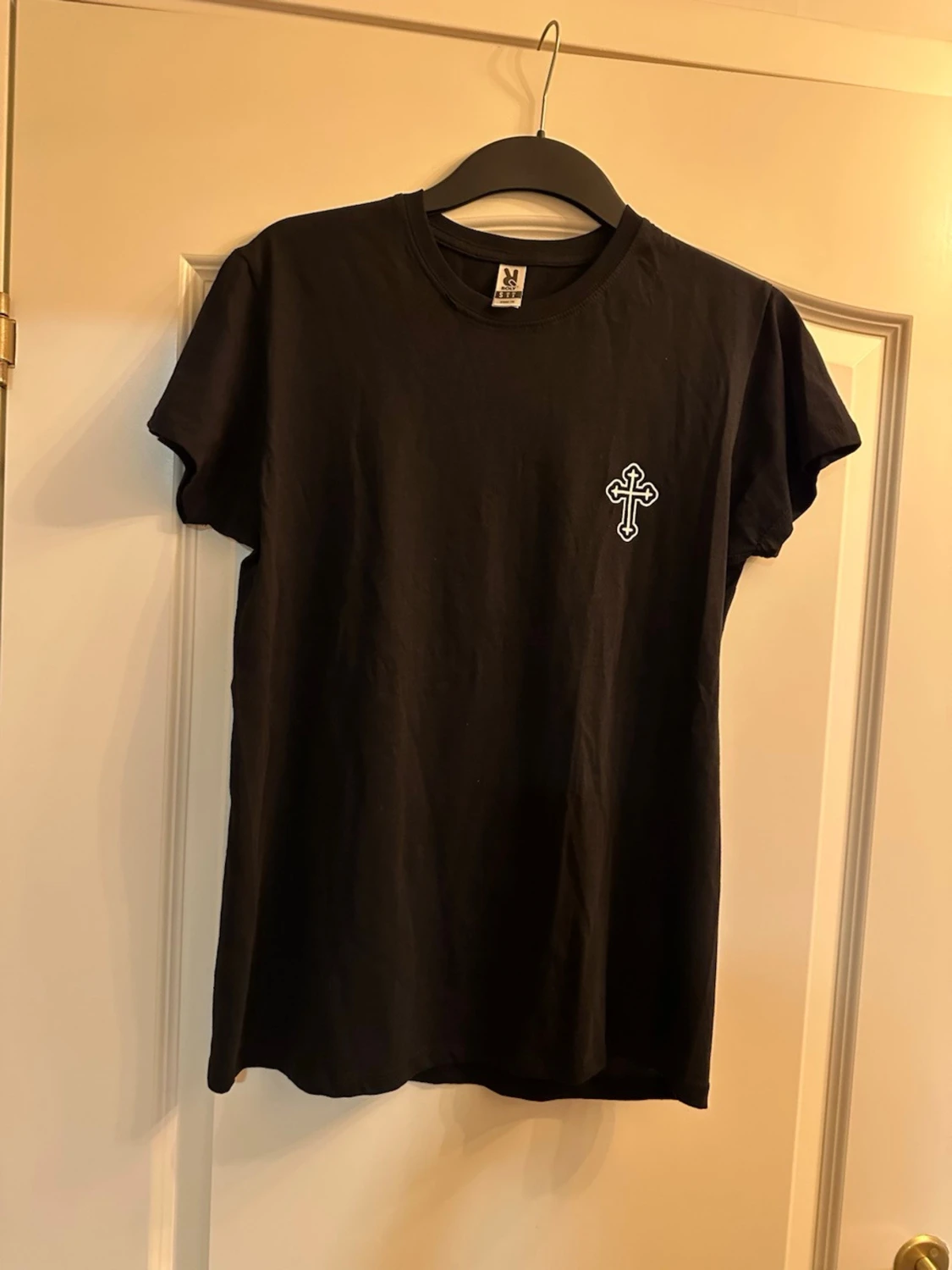 Svart t-shirt med kors och text - 1