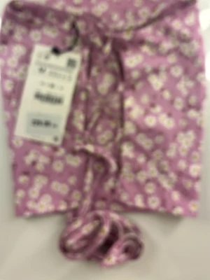 Ny ljuslila  blommig tubtopp  med snörning i ryggen från Zara i strl M - Supersöt ljuslila tubtopp från Zara med små vita och gula blommor över hela tyget. Toppen har bandeau-modell och knytband  i ryggen för extra detalj. Perfekt för varma dagar och ger en fräsch och somrig vibe. Den är helt ny och prislappen är kvar!😊