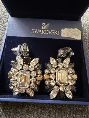 Swarovski Atelier x Shourouk - Örhängen från Swarovski Atelier