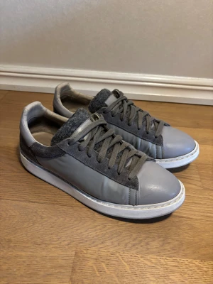 Brunello Cucinelli Skor - Grå Brunello Cucinelli skor. Inte ny skick men inga defekter på dessa. Tveka inte med frågor eller om du vill ha fler bilder😊 Nypris:8000kr. Byten är intressant. 