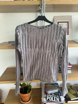 snygg topp med hål - jättesnygg och sitter fint på storlek M men passar bättre på en S/XS från märket House      avant garde chic vintage y2k swag