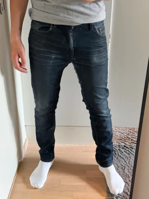 Mörkblå slim jeans med slitningar  - Jeans från Acne Studios, något du kanske inte alltid ser varje dag. Dem har slitningar och lagningar men det skulle inte passa några andra jeans än dessa. Ska jag vara ärlig är de en av de skönaste jeansen jag har haft någonsin. De kostar ca 3000kr nya 