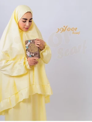 Ljusgul hijab från Noor Scarf - Säljer en ljusgul hijab från Noor Scarf med volangkant. Sjalen är lång och täckande, tillverkad i ett lätt, strukturerat tyg som ger ett mjukt fall. Perfekt för dig som vill ha en modest och stilren look.