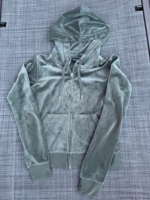 Grön velour hoodie från Juicy Couture - Använda ett fåtal gånger, inga defekter, färgen Thyme
