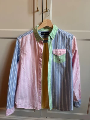 Ralph Lauren Skjorta - Ralph Lauren skjorta köpt på Nk för 4 år sen. Använt 2 gånger(passar inte mig). Det är barnstorlek(18-20år). Passar S.
