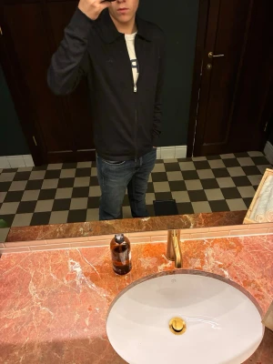 J Lindeberg tröja - J Lindeberg zip tröja i bra skick men har ett litet hål som itne är synligt då det är på insidan av armen du kan se hålet på bild 5. Storleken är S men sitter som en XS så rekommenderar att köpa om du brukar ha xs. Nypris på tröjan är 1200 mitt pris är 400kr.