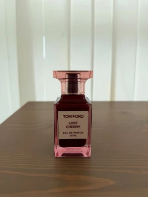 Tom Ford Lost Cherry EdP 50 ml - Tom Ford Lost Cherry Eau de Parfum i 50 ml flaska. Använt ungefär 10 ml , jag har fått en till i present så vill sälja denna..