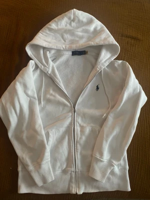 Polo Ralph Lauren Tröja💕 - Säljer min jättefina Polo Ralph Lauren tröja, tröjan är i storlek xs. Den är i mycket bra skick och har inga defekter, säg om du vill ha mer bilder på den. Pris går att diskuteras💞💞