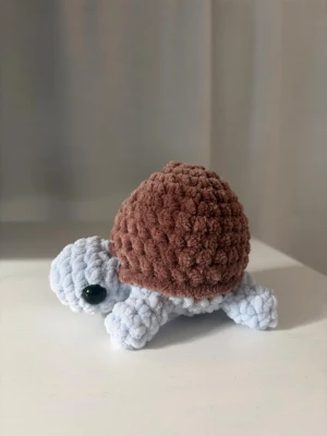 Virkad sköldpadda - Gullig handvirkad sköldpadda!🐢 Gjord i chenillegarn med polyesterfyllning🥰 Ca 10cm x 13cm   ‼️Gosedjuret innehåller säkerhetsögon, som ej rekommenderas för barn under 3 år. 