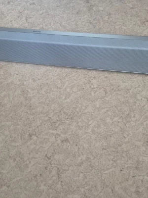 Philips trådlös soundbar grå - Snygg silver soundbar från Philips, modell HTL3310/10. Stilren och avlång design med metallgaller framtill och Dolby Audio för schysst ljud. Perfekt för att boosta ljudet till TV eller musikstreaming. Passar in i de flesta rum tack vare sin diskreta färg och form.