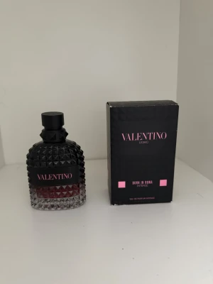 Valentino born in Roma EDP intense - 100ml flaska med ungefär 60ml kvar. Förvarad i ett mörkt och svalt utrymme. Grym doft!  Perfekt för svala dagar eller sena sommarkvällar. Batch code finns på bild. Noter:  * Topp: Vanilj * Hjärta: Lavandin * Bas: Vetiver  Kort doftbeskrivning: En intensiv, söt och elegant doft där krämig vanilj möter aromatisk lavendel och en jordig, träig vetiverbas. 