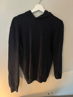 Svart hoodie I mjukt material - En enkel svart hoodie med huva och långa ärmar. Tillverkad i ett mjukt och bekvämt material som passar perfekt för chill dagar. Klassisk passform utan tryck eller detaljer. Perfekt att slänga på sig när du vill vara både bekväm och stilren. Hör av er vid frågor - vid snabba affärer kan priset absolut sänkas🔥