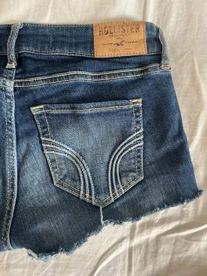 Lågmidjade blå Hollister jeansshorts  - Snygga lågmidjade jeansshorts från Hollister. Midjemått tvärs över: 33cm tryck gärna på köp nu. Och följ då jag kommer lägga ut fler jeansshorts och kjolar!💞💕