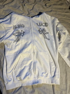 Bling lucid zip up  - Säljer en vit zip up märke bling lucid skickar samma dag eller dagen efter. Man kan få den för billigare vid snabb affär.