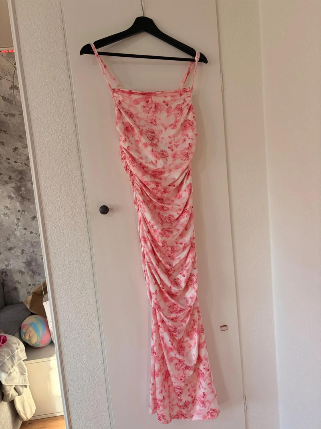 Lång blommig rosa klänning