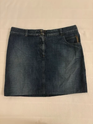 Giorgio Armani jeans kjol - Mörkblå jeanskjol från Giorgio Armani i storlek 12 (L). Den är från en second hand i Italien och har lätt sytts upp av den förra ägaren.  I fint skick 🩷priset kan diskuteras!