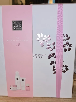 Rituals The Ritual of Sakura presentbox - Lyxig presentbox från Rituals med serien The Ritual of Sakura. Innehåll, whipped body cream 100 ml, foaming shower gel 200 ml,body scrub 140 g, parfym 15 ml