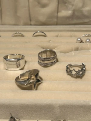 Fyra pack ringar  - Fyra suuuuperfina ringar i äkta silver (ej sista tyvärr) 💕 säljer då jag ej använder silver längre, men älskar dessa ringar! Köp antingen alla fyra för 300 kr eller en för 75 kr 🫶🏼De tre första är köpta på marknad i London. Pris diskuterbart 💕💕